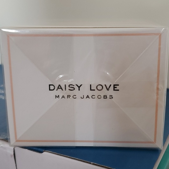 Marc Jacobs Daisy Love Fragrance - 30ml - Picture 4 of 5